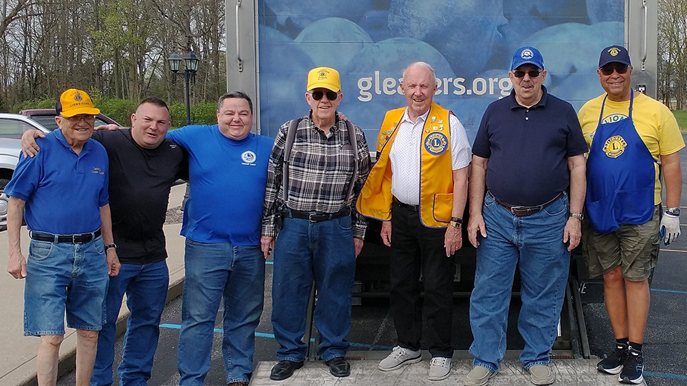 Noblesville & Carmel Lions assist Gleaners mobile pantry