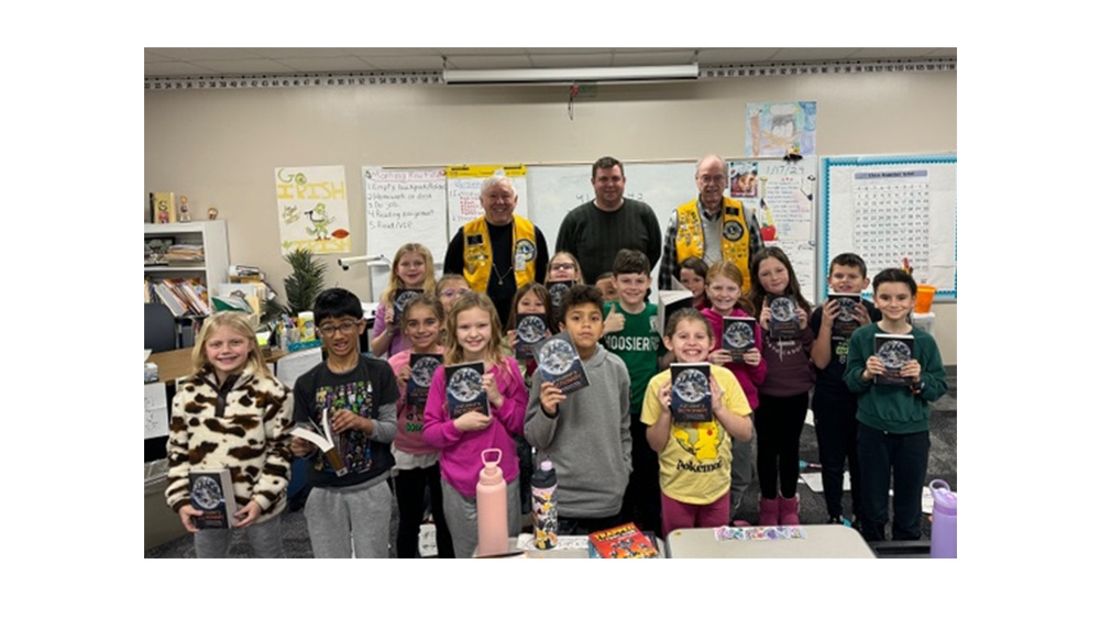 Noblesville Lions give dictionaries to Hazel Dell Elementary students