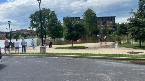 Noblesville flood tourists (10)