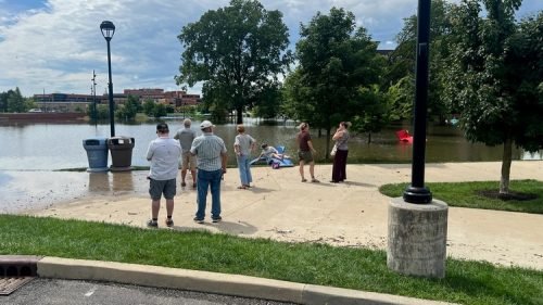 Noblesville flood tourists (11)
