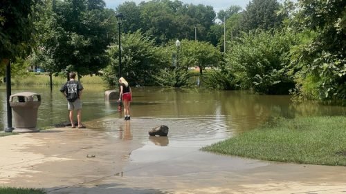 Noblesville flood tourists (12)