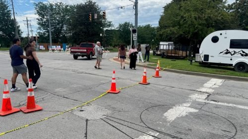 Noblesville flood tourists (14)