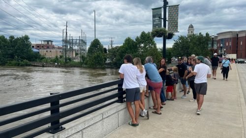 Noblesville flood tourists (7)