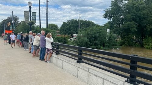 Noblesville flood tourists (9)