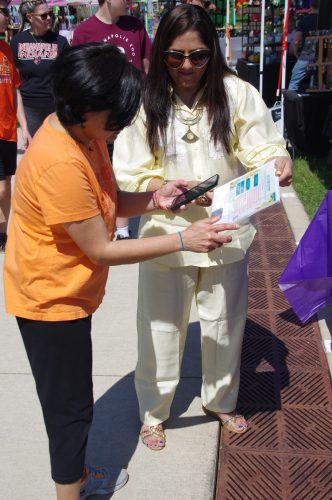 Pooja at Nville Farmers Market_2350