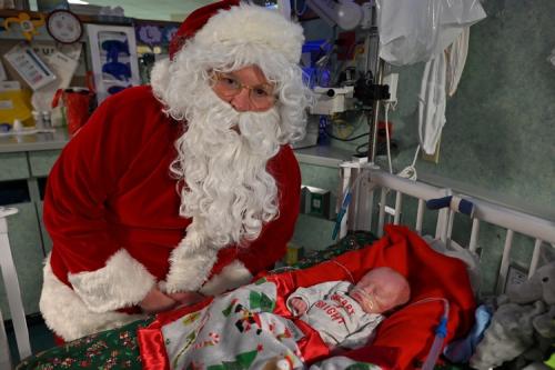 Santa visits St Vincent NICU (02)