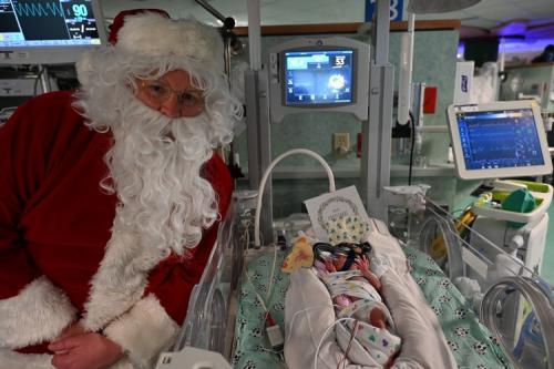 Santa visits St Vincent NICU (05)