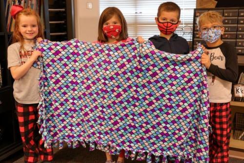 Maple-Glen-kids-make-blankets-6
